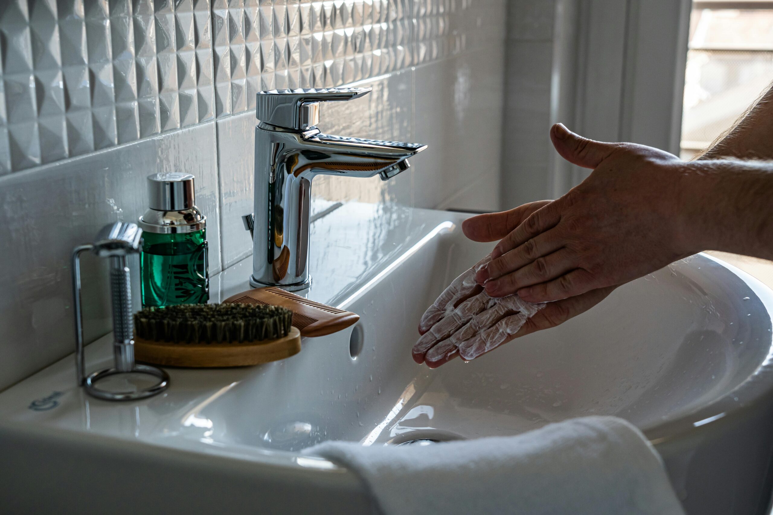 Where Can A Food Worker Wash Her Hands?